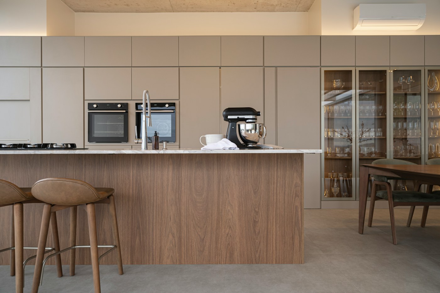 Cuisine contemporaine avec îlot en bois et façades sobres