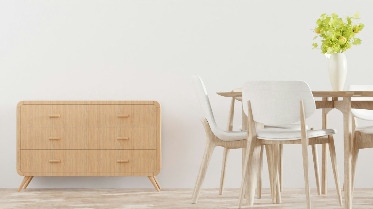 Commode et mobilier en bois clair dans un intérieur lumineux