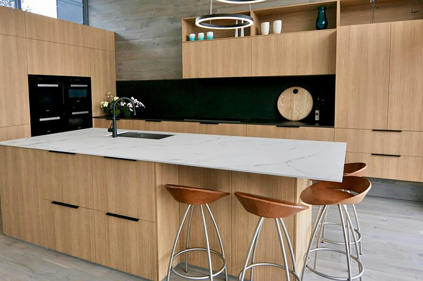 Cuisine contemporaine avec façades en chêne et îlot central