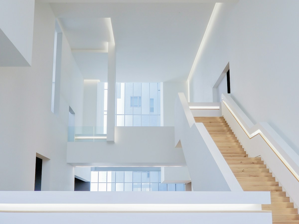 Escalier en bois clair dans un intérieur blanc contemporain