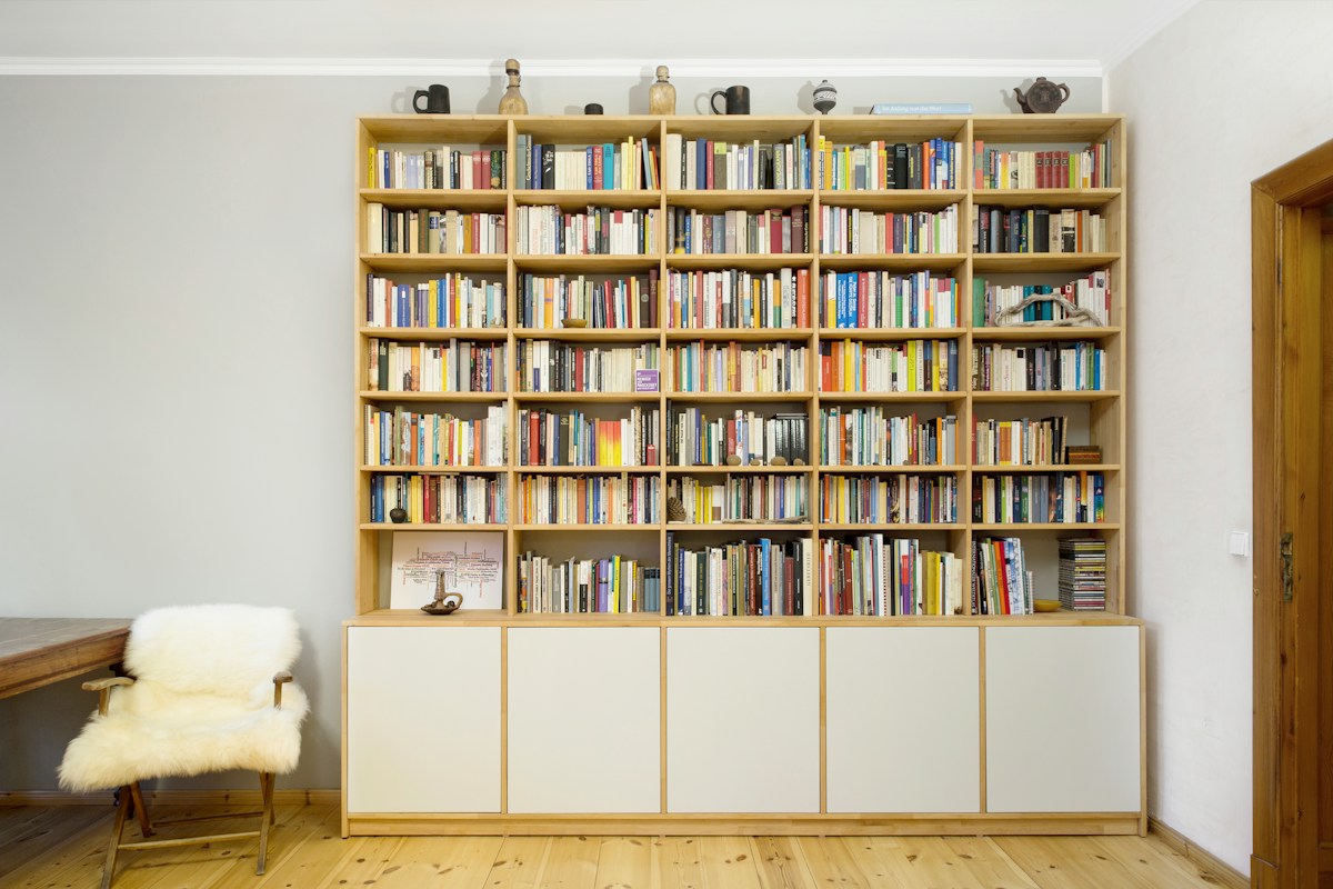 Bibliothèque murale en bois clair avec rangements bas